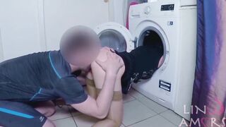Le beau-fils a baisé la belle-mère française qui s'est coincée dans la machine à laver