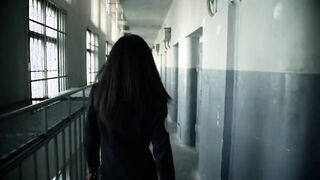 Procace italiana Valentina Nappi seduce un detenuto per fare sesso dopo cena in cella