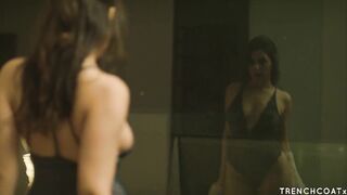 La sexwife italiana seduce il capo cameriere per sesso orale e cazzo