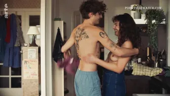 Qizda butunlay yalangoch mushuk bor