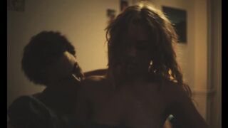 Lou Lampros Nude Tits Sex Scene "Vivre mourir renaître" 2024 / Scène de sexe avec Lou Lampros et ses seins nus