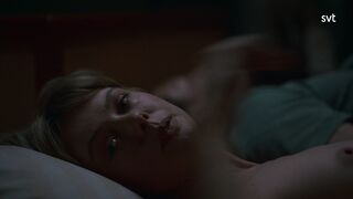 Frida Gustavsson Nude Tits "Trolösa" S1Ep2 2025 / Frida Gustavsson Nakna bröst