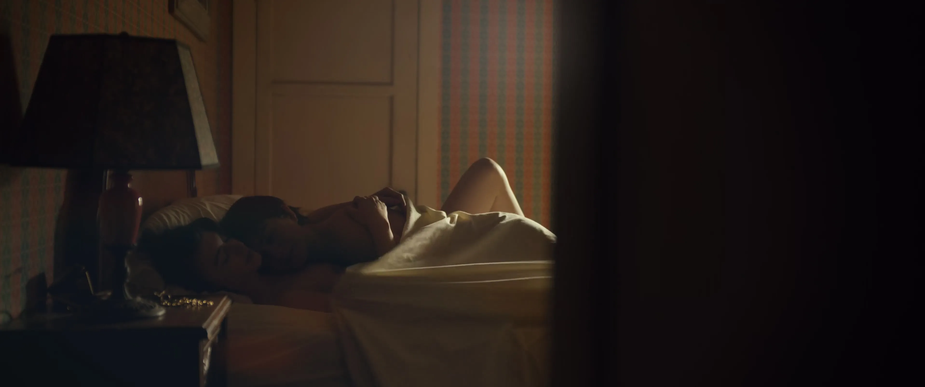 Daisy Edgar-Jones, Sasha Calle Nude Tits Sex Sccene "On Swift ...