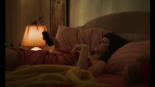 Valérie Tellos Nude Tits "Fleur de Peau" S1 2025 / Valérie Tellos Seins Nus