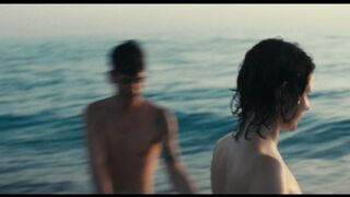 Daphné Patakia Nude Tits Sex Scene "Our Wildest Days" 2025 / Daphné Patakia nue, seins nus, scène de sexe