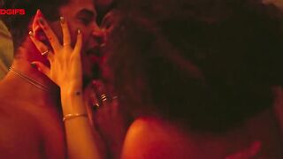 Julia Dalavia, Julianna Gerais Nude Tits Sex Scene "Dias Perfeitos" 2025 S1 / Julia Dalavia, Julianna Gerais Cena de Sexo com Peitos Nus