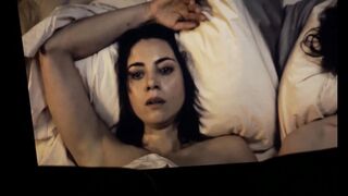 Aubrey Plaza, Margaret Qualley Nude Tits Lesbian Sex Scene "Honey Don't" 2025 LQ