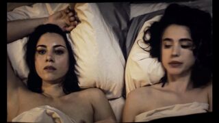 Aubrey Plaza, Margaret Qualley Nude Tits Lesbian Sex Scene "Honey Don't" 2025 LQ