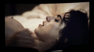 Aubrey Plaza, Margaret Qualley Nude Tits Lesbian Sex Scene "Honey Don't" 2025 LQ