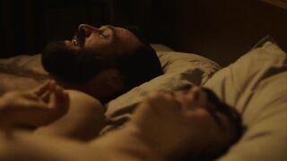 Jehnny Beth Nude Tits Sex Scenes "Différente" 2025 / Jehnny Beth Scènes de sexe seins nus