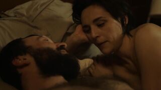 Jehnny Beth Nude Tits Sex Scenes "Différente" 2025 / Jehnny Beth Scènes de sexe seins nus
