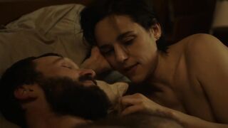 Jehnny Beth Nude Tits Sex Scenes "Différente" 2025 / Jehnny Beth Scènes de sexe seins nus