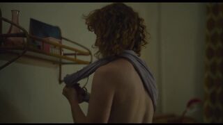 María Vázquez Nude Tits "Los pequeños amores" 2024 / María Vázquez Desnuda Tetas