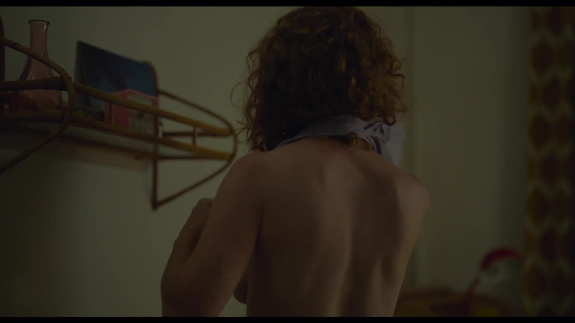 María Vázquez Nude Tits "Los pequeños amores" 2024 / María Vázquez Desnuda Tetas