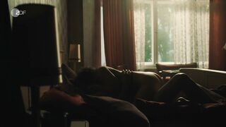 Friederike Becht Nude Tits "Im Rausch" 2025 / Friederike Becht Nackte Titten
