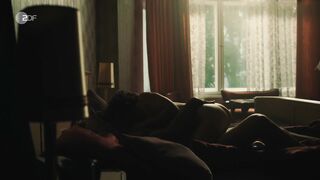 Friederike Becht Nude Tits "Im Rausch" 2025 / Friederike Becht Nackte Titten