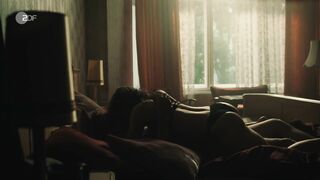Friederike Becht Nude Tits "Im Rausch" 2025 / Friederike Becht Nackte Titten