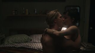 Zoë Kravitz Nude Tits Sex Scenes "Caught Stealing" 2025 4K