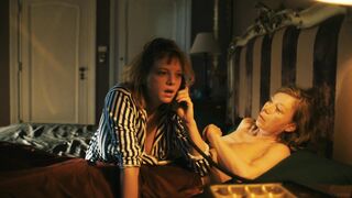 Jella Haase, Narges Rashidi, Jule Boewe Nude Tits "#Schwarze Schafe" 2025 / Jella Haase, Narges Rashidi, Jule Boewe Nackte Titten