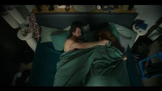 Amanda De Gloria Nude Tits „Dudes“ S1Ep6 2025 / Amanda De Gloria Nackte Titten „Alphamännchen“