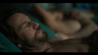 Amanda De Gloria Nude Tits „Dudes“ S1Ep6 2025 / Amanda De Gloria Nackte Titten „Alphamännchen“