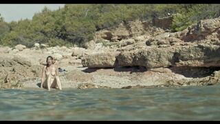 Lorena López, Mireia Perez Nude Tits "Les Vacances de Mara" 2023 / Lorena López, Mireia Pérez Desnuda Tetas