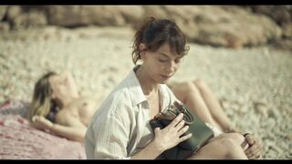 Lorena López, Mireia Perez Nude Tits "Les Vacances de Mara" 2023 / Lorena López, Mireia Pérez Desnuda Tetas