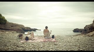 Lorena López, Mireia Perez Nude Tits "Les Vacances de Mara" 2023 / Lorena López, Mireia Pérez Desnuda Tetas