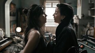 Cassandra Ciangherotti Nude Tits "The Follies" 2025 / Cassandra Ciangherotti desnuda tetas "Las Locuras"