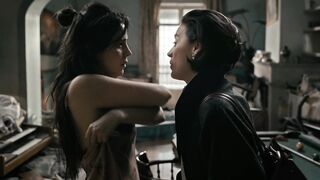 Cassandra Ciangherotti Nude Tits "The Follies" 2025 / Cassandra Ciangherotti desnuda tetas "Las Locuras"