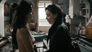 Cassandra Ciangherotti Nude Tits "The Follies" 2025 / Cassandra Ciangherotti desnuda tetas "Las Locuras"