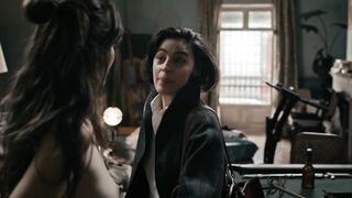 Cassandra Ciangherotti Nude Tits "The Follies" 2025 / Cassandra Ciangherotti desnuda tetas "Las Locuras"