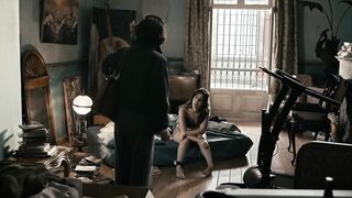 Cassandra Ciangherotti Nude Tits "The Follies" 2025 / Cassandra Ciangherotti desnuda tetas "Las Locuras"