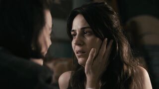 Cassandra Ciangherotti Nude Tits "The Follies" 2025 / Cassandra Ciangherotti desnuda tetas "Las Locuras"