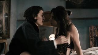 Cassandra Ciangherotti Nude Tits "The Follies" 2025 / Cassandra Ciangherotti desnuda tetas "Las Locuras"