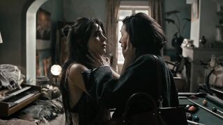 Cassandra Ciangherotti Nude Tits "The Follies" 2025 / Cassandra Ciangherotti desnuda tetas "Las Locuras"