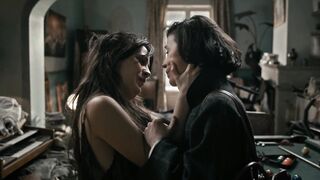 Cassandra Ciangherotti Nude Tits "The Follies" 2025 / Cassandra Ciangherotti desnuda tetas "Las Locuras"