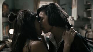 Cassandra Ciangherotti Nude Tits "The Follies" 2025 / Cassandra Ciangherotti desnuda tetas "Las Locuras"