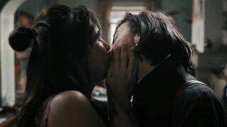 Cassandra Ciangherotti Nude Tits "The Follies" 2025 / Cassandra Ciangherotti desnuda tetas "Las Locuras"