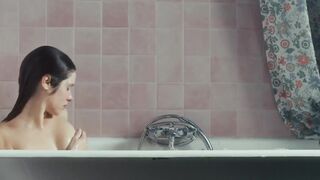 Daphne Patakia Nude Tits, Ass "L'appel de l'eau" 2025 / Daphne Patakia seins nus