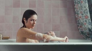 Daphne Patakia Nude Tits, Ass "L'appel de l'eau" 2025 / Daphne Patakia seins nus