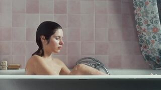 Daphne Patakia Nude Tits, Ass "L'appel de l'eau" 2025 / Daphne Patakia seins nus