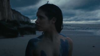 Daphne Patakia Nude Tits, Ass "L'appel de l'eau" 2025 / Daphne Patakia seins nus