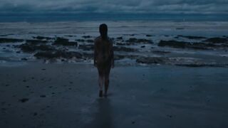 Daphne Patakia Nude Tits, Ass "L'appel de l'eau" 2025 / Daphne Patakia seins nus