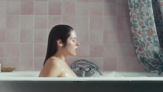 Daphne Patakia Nude Tits, Ass "L'appel de l'eau" 2025 / Daphne Patakia seins nus