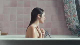 Daphne Patakia Nude Tits, Ass "L'appel de l'eau" 2025 / Daphne Patakia seins nus