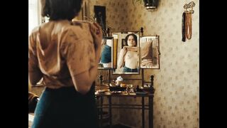 Lena Urzendowsky, Luise Heyer Nude Tits Sex Scenes "In die Sonne schauen" 2025 / Lena Urzendowsky, Luise Heyer Nacktszenen