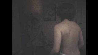 Lena Urzendowsky, Luise Heyer Nude Tits Sex Scenes "In die Sonne schauen" 2025 / Lena Urzendowsky, Luise Heyer Nacktszenen