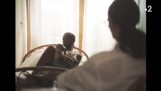 Emara Neymour Jackson Nude Tits "Bright Hours" 2023 / Emara Neymour Jackson seins nus