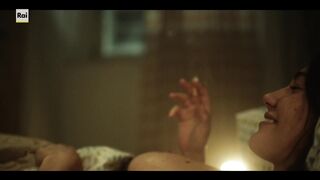 Arianna Di Claudio Nude Tits Sex Scene "L'invisibile. La cattura di Matteo Messina Denaro" S1Ep2 2026 / rianna Di Claudio Scena di sesso con tette nude